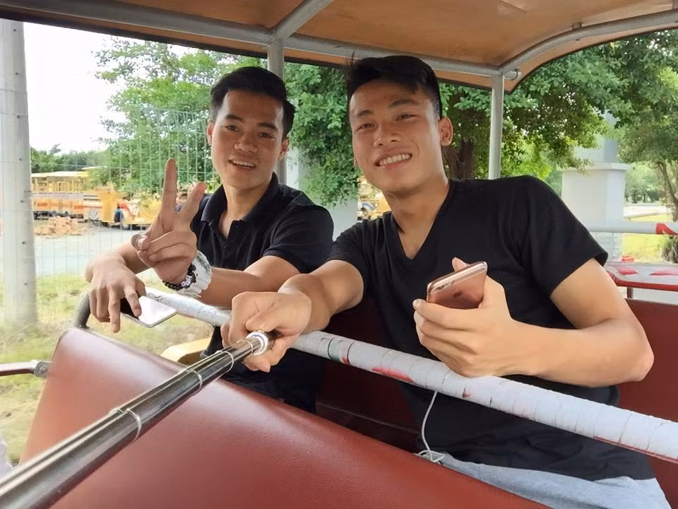 Văn Toàn và Nam Anh mặc đồ đôi với chiếc áo đen trong rất khỏe khoắn.