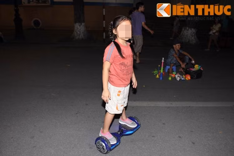 Mặc dù biết sự nguy hiểm tiềm ẩn của phương tiện di chuyển hai bánh bằng điện này nhưng nhiều phụ huynh vẫn để con cái mình sử dụng trên phố đi bộ.
