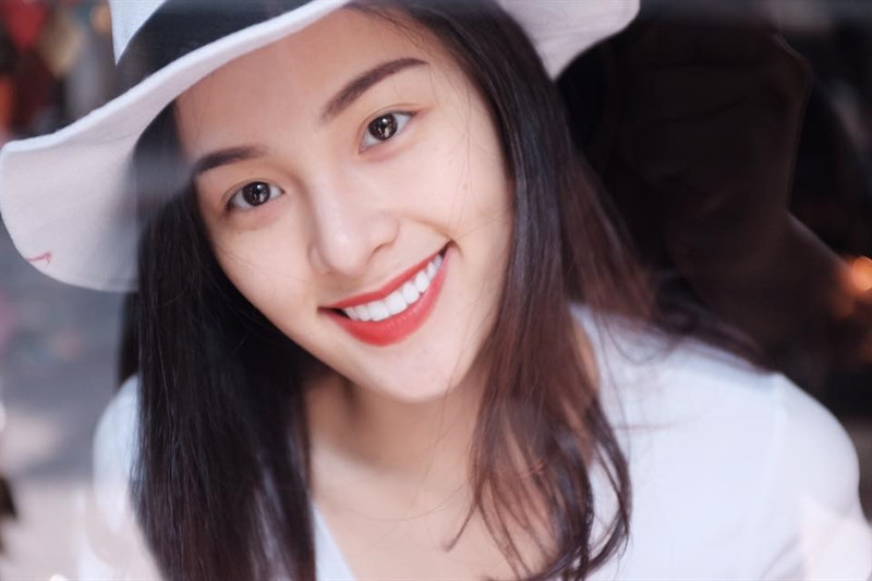 Mặc dù không có bất cứ chia sẻ nào về sự việc, nhưng động thái này của Hạ Vi đã thay cho lời đáp trả dư luận khi bị chỉ trích màu tóc vàng kém sang và bản sao của đàn chị Phi Thanh Vân.