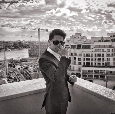 Nếu như chỉ giàu có, quyền lực thì có lẽ các fan hâm mộ nữ sẽ không phát cuồng vì hoàng từ Abdul Mateen đến thế. Khuôn mặt đẹp trai và rất nam tính, cơ bụng 6 múi hội tụ đủ tiêu chuẩn "soái ca" đáng mơ ước của tất cả phụ nữ.