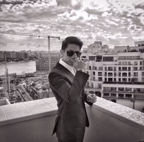 Nếu như chỉ giàu có, quyền lực thì có lẽ các fan hâm mộ nữ sẽ không phát cuồng vì hoàng từ Abdul Mateen đến thế. Khuôn mặt đẹp trai và rất nam tính, cơ bụng 6 múi hội tụ đủ tiêu chuẩn "soái ca" đáng mơ ước của tất cả phụ nữ.