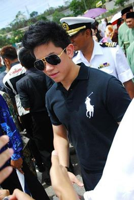 Khác với vẻ lịch lãm khi tham gia những cuộc họp hoàng thất hay gặp các chính khách, thì hoàng tử đẹp trai Abdul Mateen lại có một phong thái thời trang vô cùng trẻ trung, năng động.