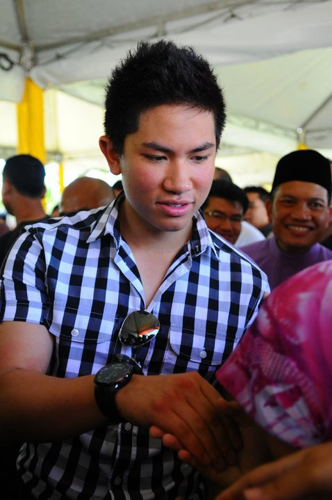 Vẻ thân thiện là những gì hoàng tử đẹp trai đến từ Brunei thể hiện với mọi người.