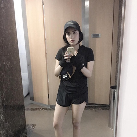 Lên học cấp 2, Kwan đã quyết định nuôi tóc dài như những bạn gái khác. Rồi đến khi học Đại học, cô nàng đã hiểu biết hơn muốn sống thật với chính con người và giới tính của mình nên đã mạnh dạn trang điểm vô cùng điệu đà.