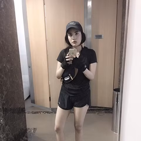 Lên học cấp 2, Kwan đã quyết định nuôi tóc dài như những bạn gái khác. Rồi đến khi học Đại học, cô nàng đã hiểu biết hơn muốn sống thật với chính con người và giới tính của mình nên đã mạnh dạn trang điểm vô cùng điệu đà.