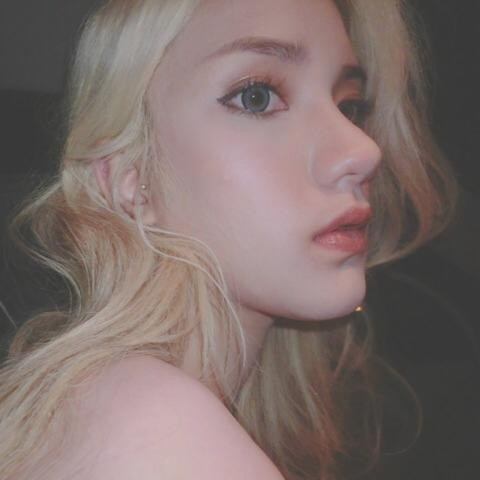 Kwan thích chơi chung và mặc đồ con gái, lớn lên một chút bản tính ấy ngày càng được thể hiện rõ khiến cậu bé ngày nào thường xuyên bị bạn bè trêu trọc, xa lánh.