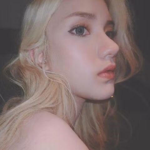 Kwan thích chơi chung và mặc đồ con gái, lớn lên một chút bản tính ấy ngày càng được thể hiện rõ khiến cậu bé ngày nào thường xuyên bị bạn bè trêu trọc, xa lánh.