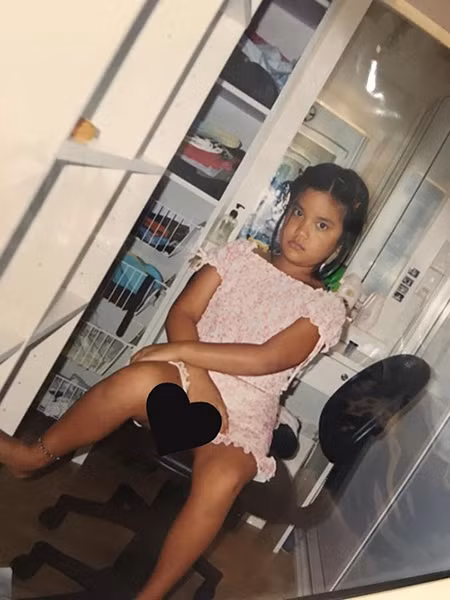 Cư dân mạng còn sốc nặng hơn khi biết sự thật trước đây, Kwan trước đây là một cậu bé và nhan sắc hiện tại là do chuyển giới mà thành.