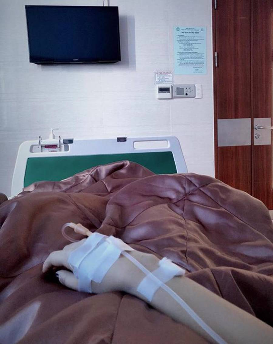 Trang cũng chỉ phát hiện ra căn bệnh này cách đây 1 năm. Được biết trước đó Trang cũng đã có một số triệu chứng như đau bụng, đau dạ dày, nhưng vì chủ quan không chịu đi khám cho tới khi bệnh tiến triển nặng thì đã quá muộn.