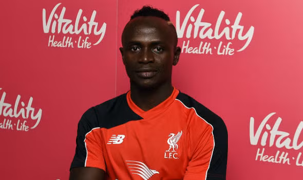 Real "cướp" Mane: Sadio Mane đã chơi vô cùng ấn tượng trong chiến thắng 4-0 của Liverpool trước Arsenal. Chứng kiến phong độ chói sáng này, cựu hậu vệ Jamie Carragher lo ngại Liverpool khó giữ chân ngôi sao người Senegal. Huyền thoại "The Kop" cho rằng Mane sẽ là miếng ghép lý tưởng trên hàng công Real Madrid. Ảnh: Liverpool FC