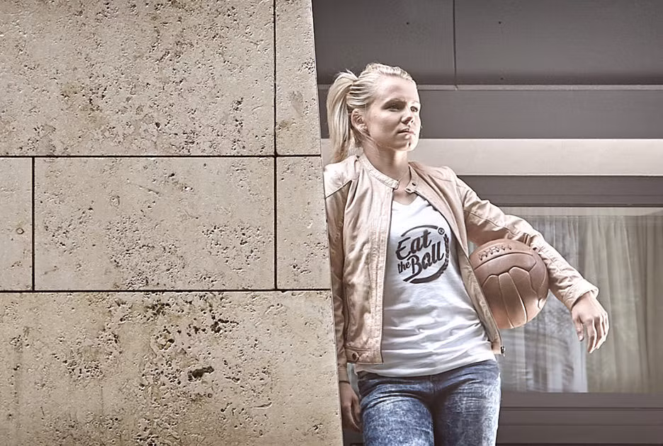 Vẻ đẹp ngọt ngào pha chút ngây thơ của nữ cầu thủ sinh năm 1989 này luôn có sức hút đặc biệt với các nhiếp ảnh gia. Cô rất được các tạp chí thời trang chú ý bởi hình ảnh khác biệt so với nhiều chân dài khác của làng túc cầu lấn sân showbiz.