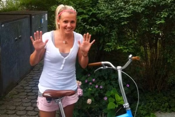 Với sắc đẹp và tài năng chơi bóng được rèn dũa trong thời gian dài, Julia Simic đã chiếm trọn lòng tin của NHM tại Đức cũng như tại châu Âu.