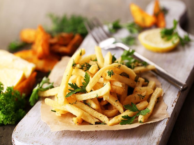 Thực phẩm chiên: Hầu hết chúng ta đều thích ăn các món ăn chiên rán. Tuy nhiên, những món ăn này không tốt cho những người bị viêm xương khớp. Thức ăn chiên thường xuyên có thể làm tăng mức cholesterol trong cơ thể, do đó có thể làm trầm trọng thêm tình trạng viêm khớp và gây đau nhiều hơn cho những người bị viêm xương khớp.