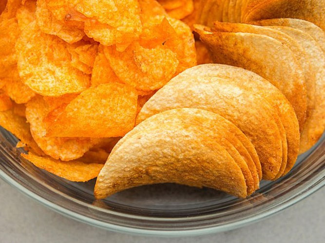 Thực phẩm nhiều mối: Ăn thức ăn có nhiều muối như thức ăn nhanh, pizza, bánh mì kẹp thịt, khoai tây chiên,...cũng có thể làm trầm trọng thêm các triệu chứng của viêm khớp và làm chậm quá trình điều trị. Điều này là do muối dư thừa trong cơ thể dẫn đến việc giữ nước trong các tế bào của khớp. Khi nước được giữ lại, nó gây sưng và viêm ở các khớp, làm trầm trọng hơn các triệu chứng viêm xương khớp.