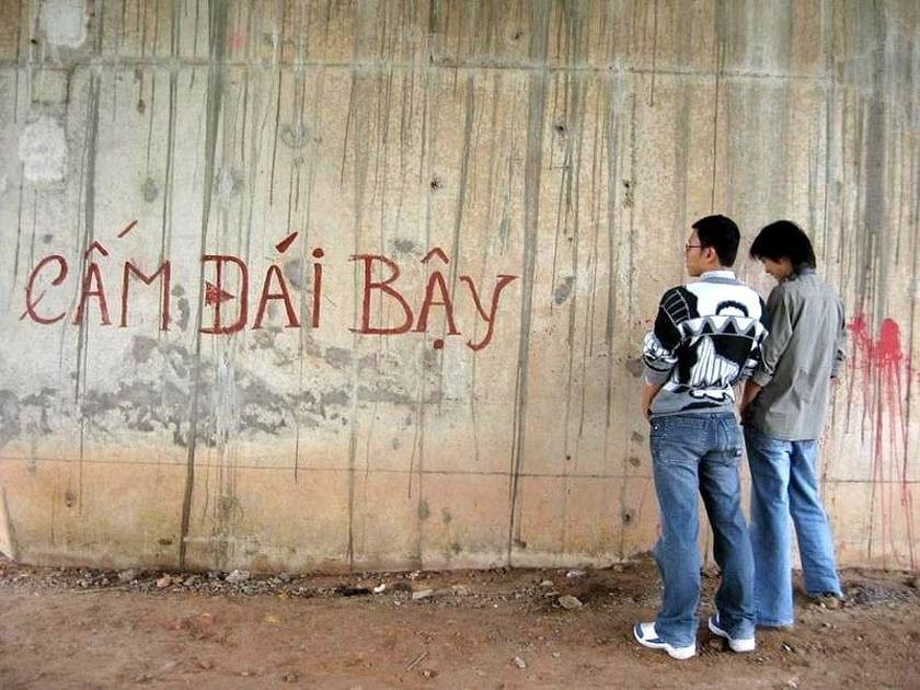 Mới đây trên mạng xã hội, nhiều dân mạng đã sưu tầm những tấm bảng cấm đổ rác bằng văn thơ và cả những câu nói khiến người xem phải buồn cười mà người đổ rác trộm phải chột dạ.