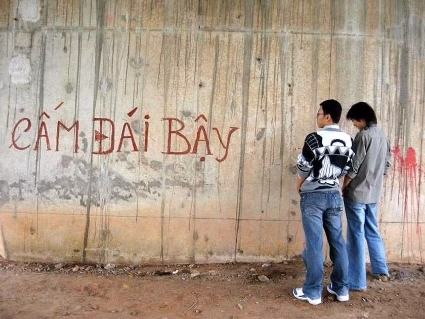 Mới đây trên mạng xã hội, nhiều dân mạng đã sưu tầm những tấm bảng cấm đổ rác bằng văn thơ và cả những câu nói khiến người xem phải buồn cười mà người đổ rác trộm phải chột dạ.