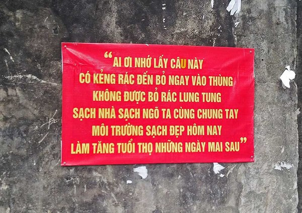 Những tấm biển cấm đổ rác cứ treo lên nhưng dòng người đổ rác trộm vẫn cứ làm.