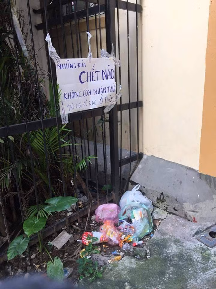 Mặc dù có những biển cấm đổ rác cực bá đạo để xử lý những hành vi kém ý thức trên nhưng thực sự chưa ăn thua.