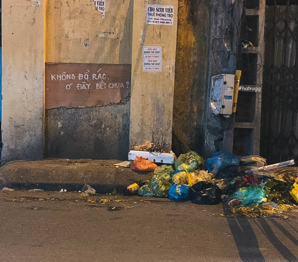 Chỉ cần nhìn vào những gì ghi trên tấm biển cấm đổ rác, người ta đủ hiểu người dân khu phố này bức xúc đến độ nào, tuy nhiên, rác thì vẫn vậy.