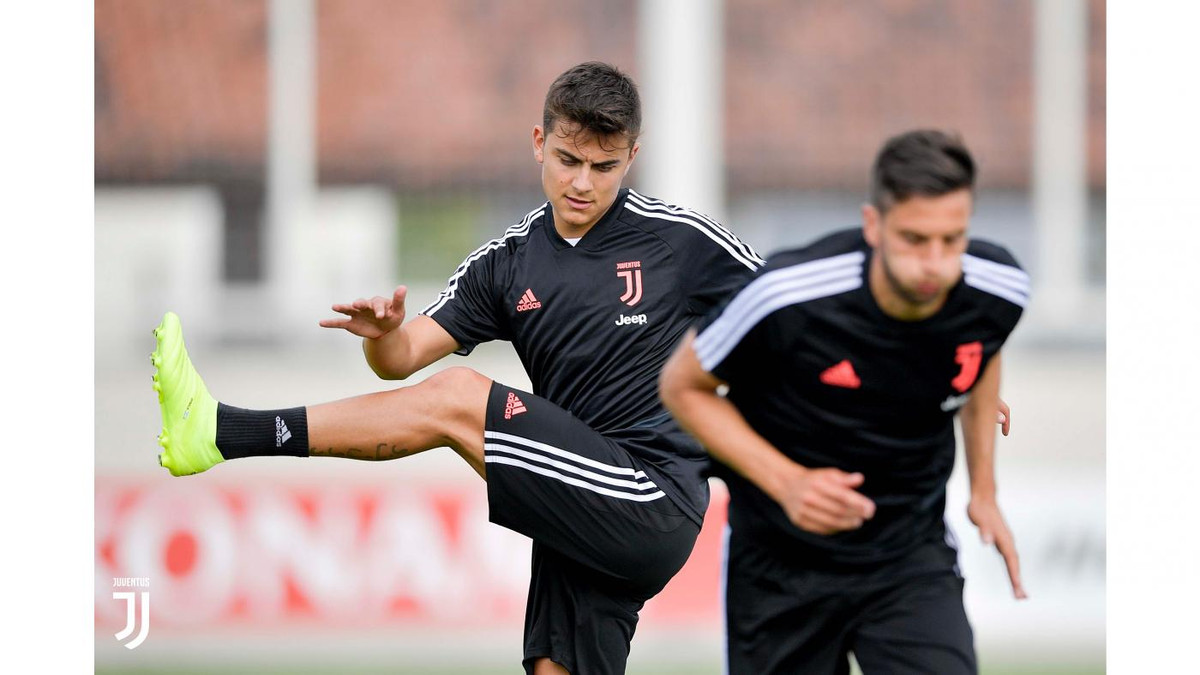 Chuyển nhượng bóng đá từ tờ Goal, MU không còn mặn mà quan tâm đến Mandzukic. Trong khi đó, thương vụ Paulo Dybala đổ bể. Sau khá nhiều lùm xùm và tốn nhiều giấy mực, Dybala đã hoàn thành bài kiểm tra y tế và xỏ giày ra sân tập tiếp tục hành trình tại thành Turin.