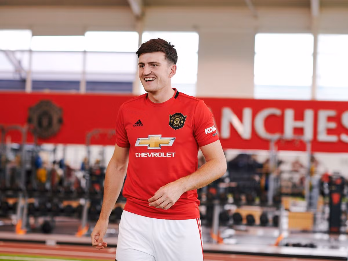 Chuyển nhượng cầu thủ từ Sky Sports, MU đã hoàn thành bản hợp đồng mang tên Maguire. Giá trị của trung vệ này rơi vào khoảng 80 triệu bảng và trở thành hậu vệ đắt giá nhất lịch sử.