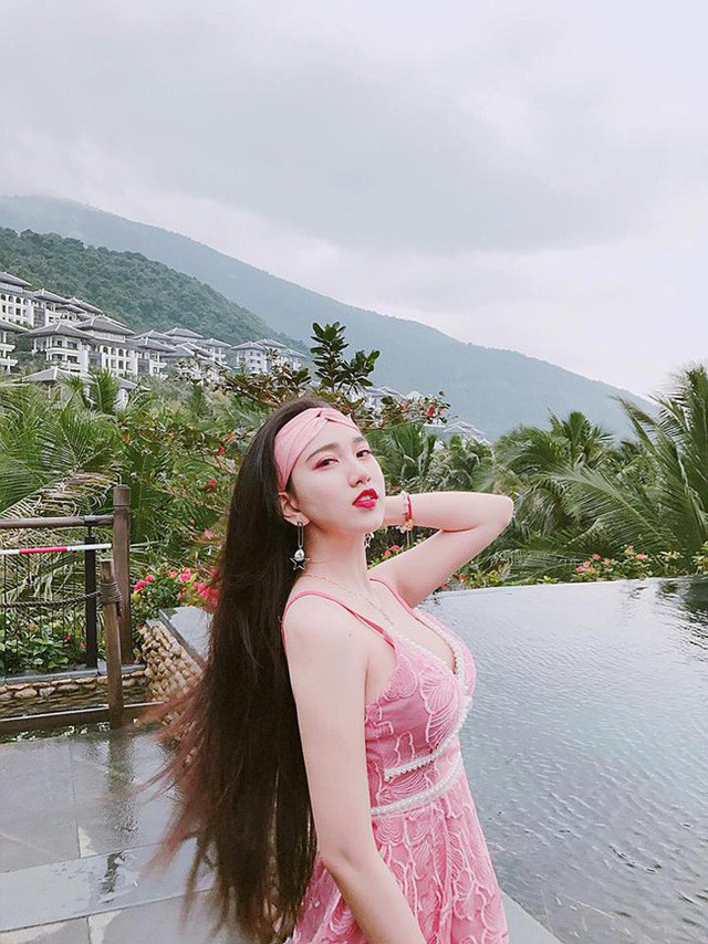 Cùng với đó, những bức ảnh của Ý Nhi cho thấy cuộc sống nhung lụa như những tiểu thư nhà giàu của cô nàng này là hoàn toàn có cơ sở chứ không phải sống ảo như nhiều dân mạng đã đồn thổi trước đây.