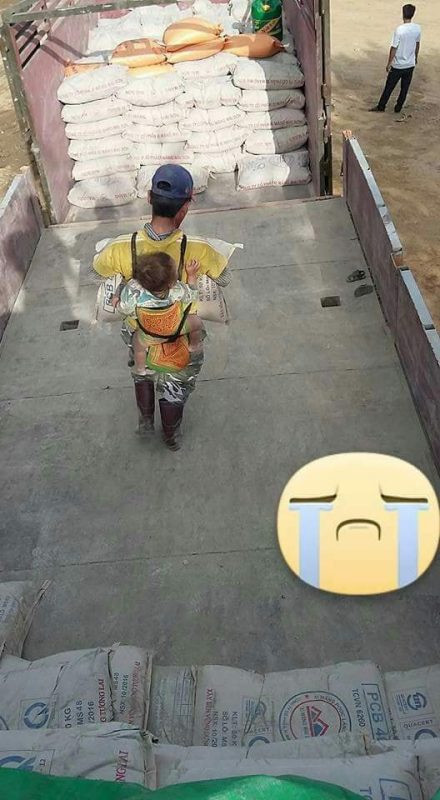 Đây là hình ảnh được đăng tải từ một cá nhân có trang Facebook là T.M.D.V đi kèm với những dòng status trải lòng về hoàn cảnh của người cha đơn thân trong hoàn cảnh "gà trống nuôi con".