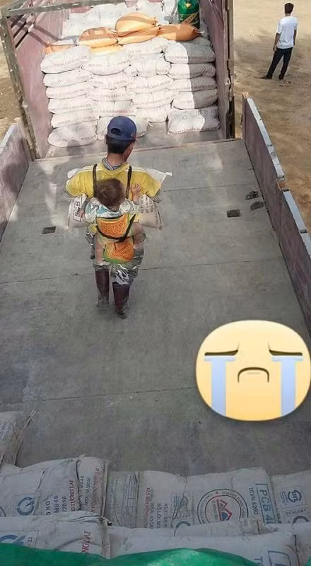 Đây là hình ảnh được đăng tải từ một cá nhân có trang Facebook là T.M.D.V đi kèm với những dòng status trải lòng về hoàn cảnh của người cha đơn thân trong hoàn cảnh "gà trống nuôi con".