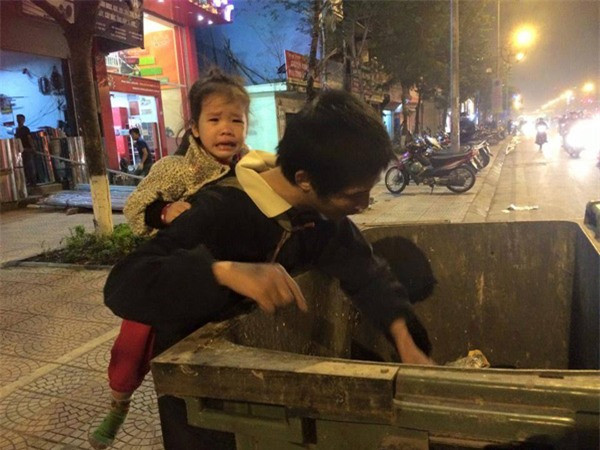 Người cha ấy vẫn luôn bên con, chăm sóc con, dù nghèo đói, dù mình không có thời gian nghỉ ngơi nhưng vẫn cố gắng giữ cho con một giấc ngủ yên.