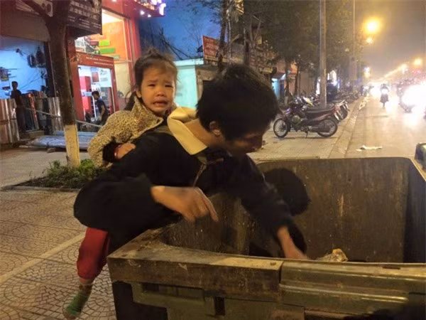 Người cha ấy vẫn luôn bên con, chăm sóc con, dù nghèo đói, dù mình không có thời gian nghỉ ngơi nhưng vẫn cố gắng giữ cho con một giấc ngủ yên.