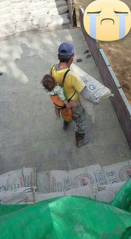 Vì nỗi lo cơm áo gạo tiền hàng ngày, người cha nghèo phải cõng đứa con thơ còn tuổi ăn, tuổi ngủ trên lưng để bán mồ hôi, công sức trên công trường đầy đất đá, bụi bặm và cái nắng chói chang.