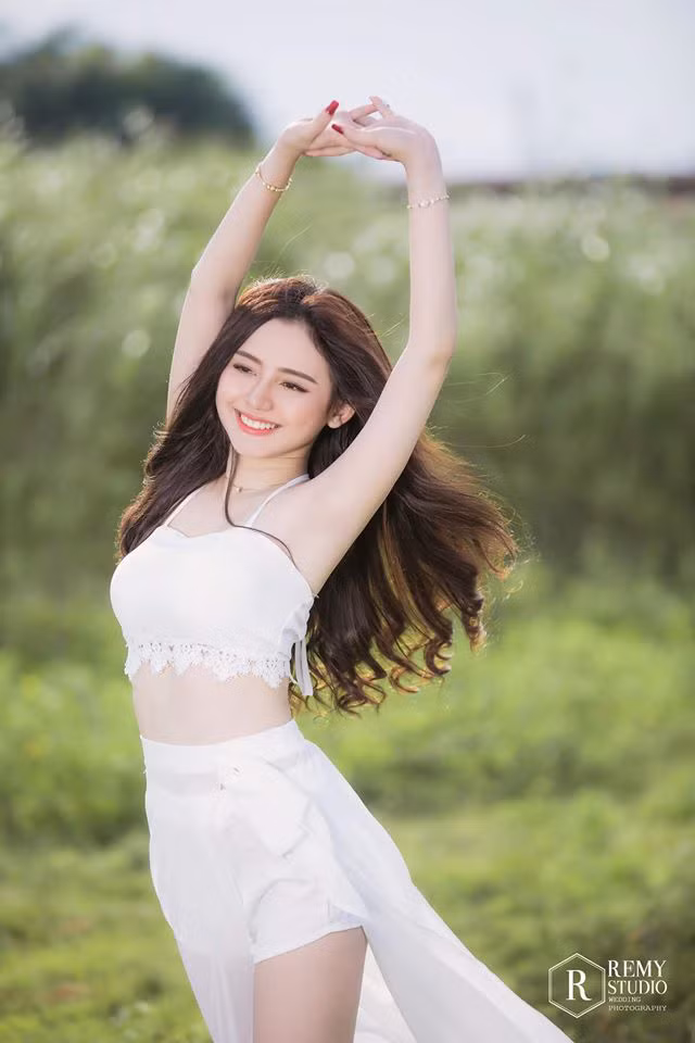 Chủ nhân của những bức ảnh khiến cộng đồng game Việt Nam phải "xốn xang" đó là Lê Huỳnh Ngân Quỳnh (SN 1999) tại Long An. Công việc hiện tại của cô bạn đang làm công việc tư vấn bán hàng cho một cửa hàng điện tử.