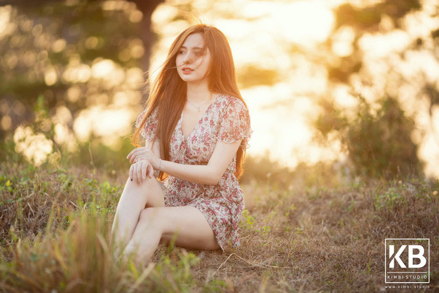 Ngoài công việc tư vấn, cô nàng còn làm mẫu ảnh, quay quảng cáo. Ngân Quỳnh bật mí cô là fan "ruột" của nghệ sĩ Trấn Thành nên cũng đang có dự định sẽ tham gia những chương trình có anh để có thể gặp "thần tượng".