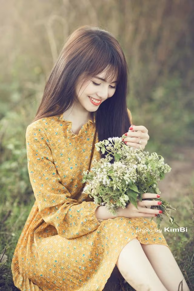 Ngân Quỳnh có sở thích hát, nói chuyện tự tin trước đám đông. Châm ngôn sống của cô nàng là: "Muốn ngồi vào vị trí không ai ngồi được, thì phải chịu cảm giác không ai chịu được". Ngân Quỳnh cũng nêu quan điểm về những "anh hùng bàn phím": "Đừng phán xét vấn đề một cách quá nhanh về những thứ trên mạng xã hội".