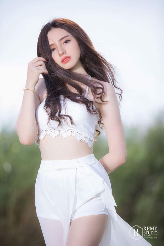 Tuy rằng sở hữu vẻ ngoài khá "bánh bèo", yểu điệu nhưng Ngân Quỳnh thật sự là một cô gái có cá tính mạnh mẽ, độc lập từ nhỏ. Ngay từ năm 18 tuổi, cô bạn đã bắt đầu cuộc sống tự lập, chủ động về kinh tế để khỏi phụ thuộc vào gia đình.