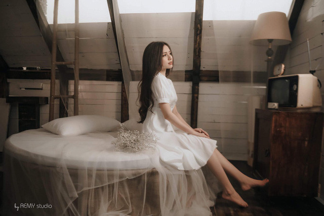 Sau khi tham dự các cuộc thi nhan sắc, Ngân Quỳnh chọn công việc phù hợp là tư vấn bán hàng và khi có thời gian rảnh, cô nàng lại thỏa mãn sở thích chơi game của mình.