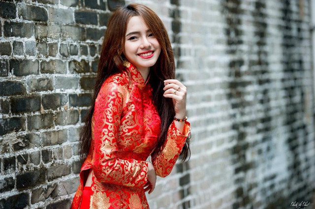 Bên cạnh vẻ ngoài lạnh lùng, một chút sang chảnh khi không cười nhưng thực chất Ngân Quỳnh cũng là một "cây hài" thứ thiệt bên cạnh bạn bè. Bằng chứng là cô nàng luôn được bạn bè nhận xét là lanh lợi, hài hước cũng như trên trang cá nhân.