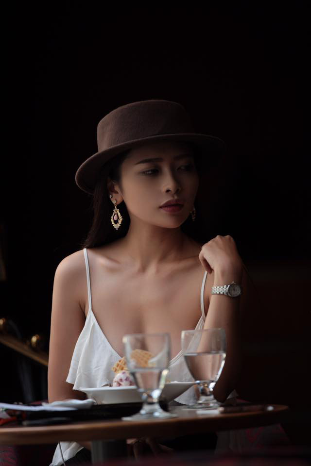 Sau khi những bức ảnh của cô gái làm náo loạn cộng đồng game thủ Việt Nam được đăng tải không lâu, danh tính của nữ nhân vật chính cũng được tìm ra và hóa ra đây là gương mặt chẳng xa lạ gì với dân mạng.