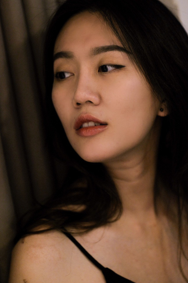Mới đây trong các group quy tụ nhiều game thủ Việt Nam nhưng bức ảnh cực quyến rũ của một cô gái khiến ai lướt qua cũng phải để lại "nút biểu cảm". Trong ảnh, cô nàng sở hữu gương mặt ưa nhìn với các đường nét khá tinh tú, sống mũi cao, đôi môi gợi cảm và đặc biệt là đôi mặt "biết cười".
