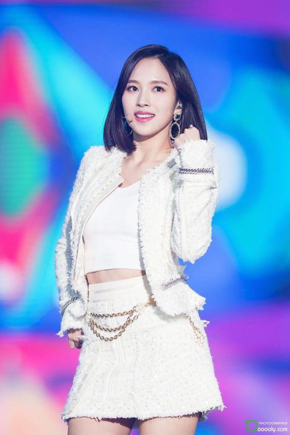 Mina (TWICE): Sở hữu những đường nét khuôn mặt hoàn hảo, làn da trắng mịn và thần thái thanh lịch hiếm có, Mina được nhiều người ca tụng là một trong những mỹ nhân Nhật Bản xinh nhất trong tất cả các idol ngoại quốc đang hoạt động tại Hàn. Cách hành xử của Mina khi xuất hiện trước công chúng cũng rất nhã nhặn, ý tứ và lễ phép tựa như một nàng công chúa lớn lên trong hoàng tộc.
