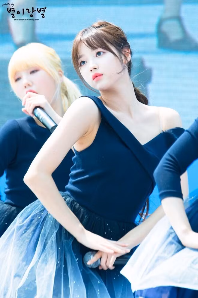 Dù được đánh giá cao về cả khả năng vũ đạo và làm chủ sân khấu, danh tiếng của YooA vẫn chưa xứng tầm với những gì cô sở hữu. Nhiều ý kiến cho rằng, nữ thần tượng xứng đáng nhận được sự chú ý nhiều hơn từ khán giả xứ kim chi. Ngoài các hoạt động ca hát, người hâm mộ cũng hy vọng công ty chủ quản sẽ tạo điều kiện để YooA theo đuổi sự nghiệp diễn xuất.