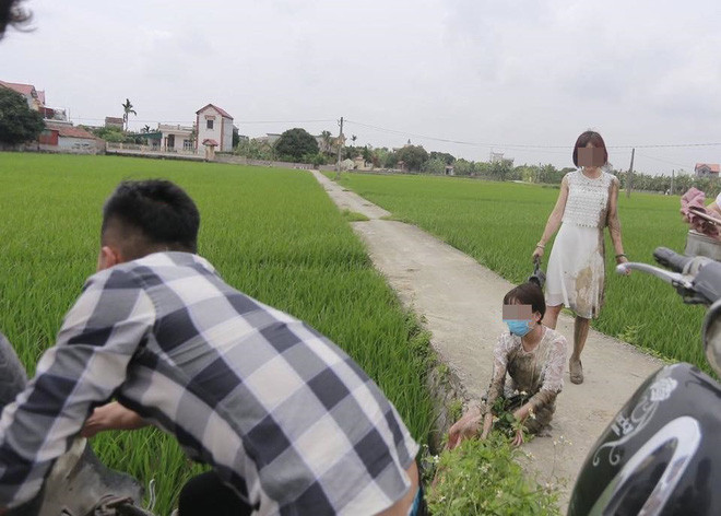 Mới đây trên mạng xã hội, những hình ảnh về 2 nữ mặc váy trắng là khách được mời về quê ăn cưới không may ngã xuống ruộng đã được đăng tải trên mạng xã hội và nhanh chóng trở thành chủ đề bình luận của dân mạng.