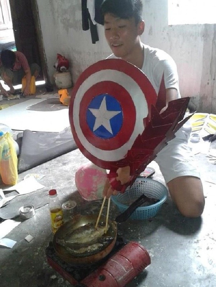 Khi Captain American cũng phải vào bếp rán cá.