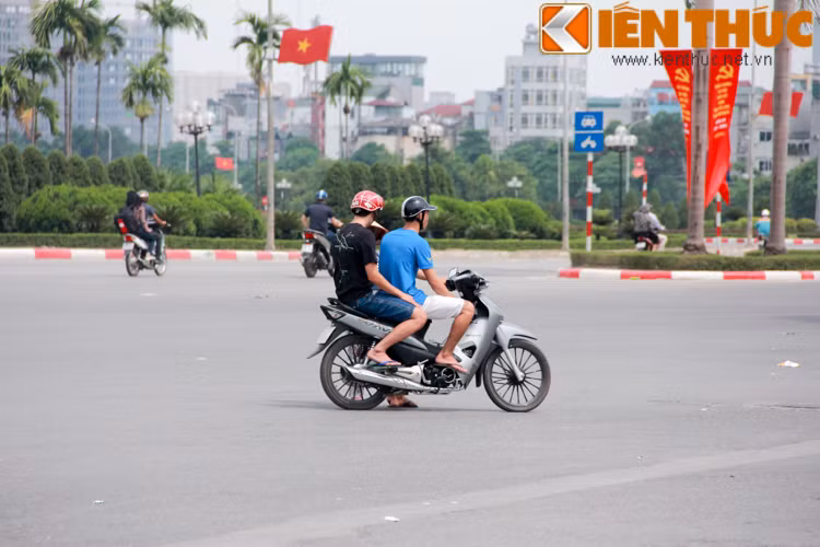 Hầu như các khách mua vé chỉ hỏi vé khán đài C và khán đài D là chủ yếu.