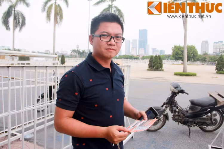 Một vị khán giả mua vé của khán đài B tại quầy với mức giá là 3 triệu đồng/cặp.