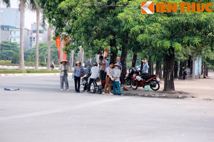 Một nhóm phe vé tụ tập trước cổng SVĐ Mỹ Đình.