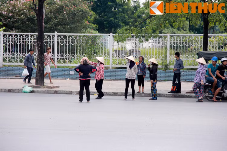 Còn với khán đài A và khán đài B mức giá cao hơn rất nhiều. Một cặp vé ở khán đài A được các phe vé rao với giá 5 triệu đồng/cặp, trong khi đó giá niêm yết chính thức chỉ là 3,6 triệu đồng.