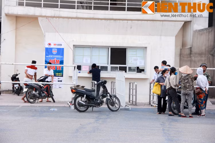 Một phe vé thừa nhận: Tuy "hét" giá như vậy song rất khó bán vé thời điểm này. Vì thế, thị trường vé trận giao hữu Đội tuyển Việt Nam gặp Man City chưa thực sự sốt.