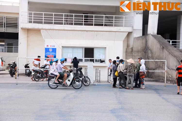Quang cảnh trước quầy bán vé tại sân Mỹ Đình chiều nay là người mua thì ít mà phe vé thì nhiều.