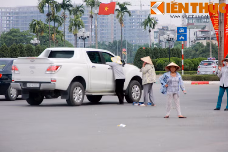 Nắm được tình hình trong các quầy bán vé chính thức đã hết vé khán đài C và D, nên các phe vé hét giá trên trời với vé ở hai khán đài này.